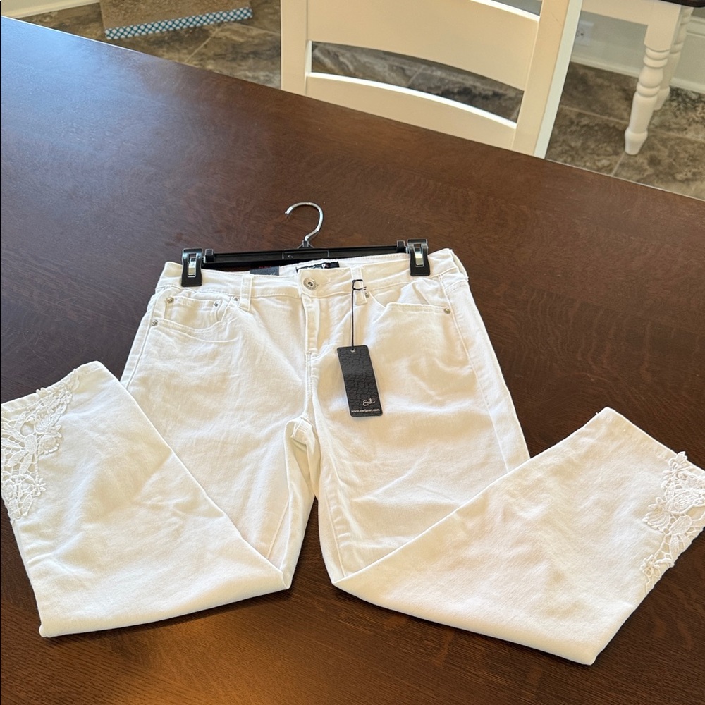 Earl Jeans White Cropped Jeans with Lace Embroidery. Womens size 6. - Picture 4 of 16